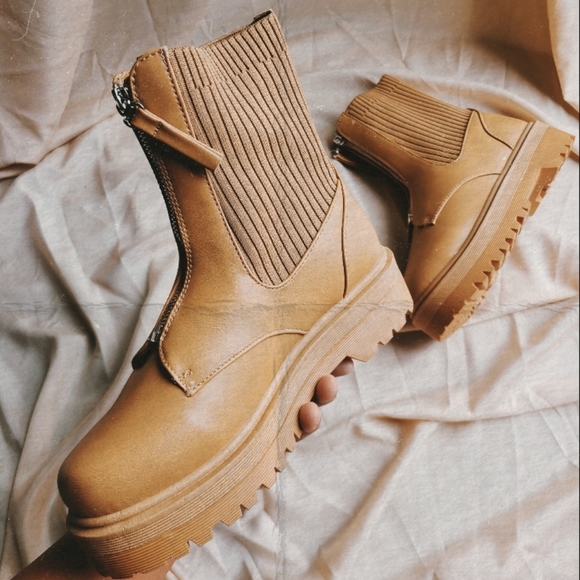 🚨BLACK FRIDAY DEAL🚨// Tan zip up Boot - Picture 4 of 5